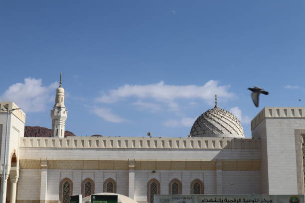 ウフド山のサイドゥル・シュハダ・モスク。サウジアラビア、メディナ。 - god column dome mountain ストックフォトと画像