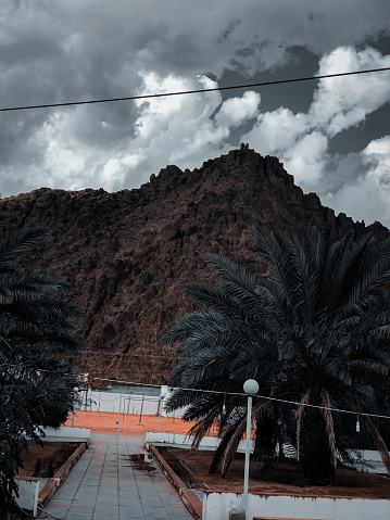 La montaña con palmeras y nubes en la ciudad de Hail, Arabia Saudita photo