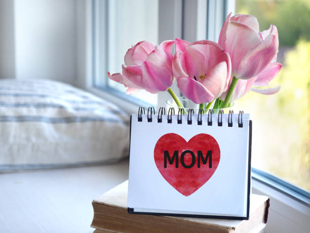 notepad with the word mom. greeting card - 16721 - fotografias e filmes do acervo