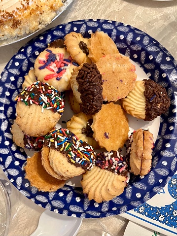 The top down view of a plate of cookies.