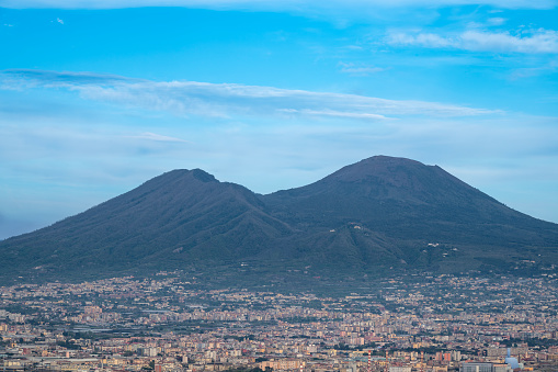 Napoli, Campania, Italia - 9, Aprile 2024: Urbanistica ai piedi del Vesuvio