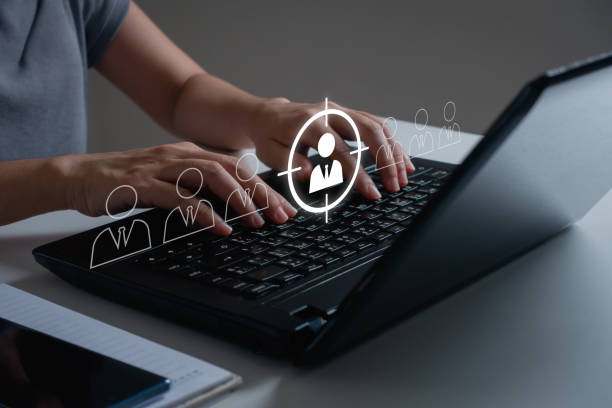 Target customer, Marketing plan and strategies. Customer Relationship Management, CRM. Businessman use laptop computer to focus target customer icon on virtual screen for customer centric strategies. cliente objetivo, plan de marketing y estrategias. gestión de la relación con el cliente, crm. el hombre de negocios usa una computadora portátil para enfocar el ícono del cliente objetivo en la pantalla virtual para estrategias centradas en el cliente