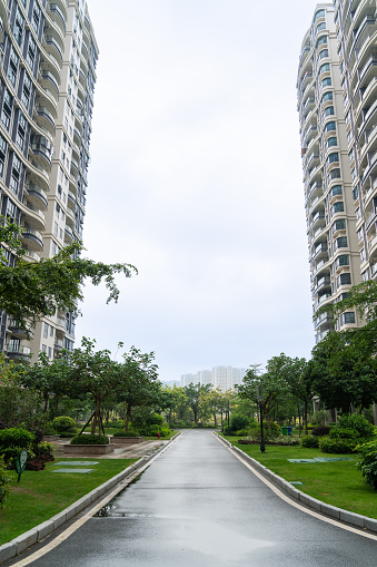 In Huizhou, Huizhou City, Huizhou Dong District, Ten-Mile Silver Beach, the market for seaside villas is sluggish. House prices are gradually declining, continuously setting new historical lows. The real estate market is facing the risk of not rising but falling.