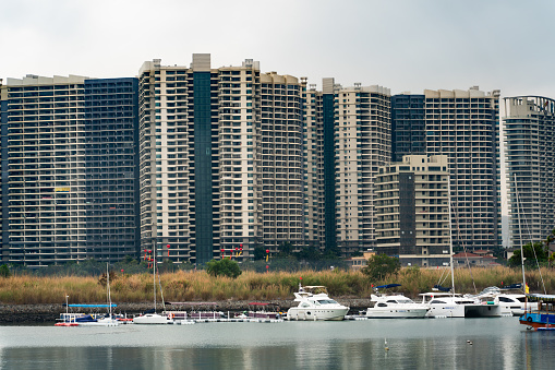 In Huizhou, Huizhou City, Huizhou Dong District, Ten-Mile Silver Beach, the market for seaside villas is sluggish. House prices are gradually declining, continuously setting new historical lows. The real estate market is facing the risk of not rising but falling.