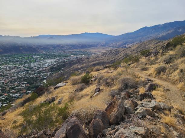 вид на долину коачелла зимним утром из предгорий сан-хасинто - coachella southern california california southwest usa стоковые фото и изображения