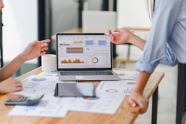 two data analysts working on data analysis dashboard for business strategy. - finansal planlama stok fotoğraflar ve resimler
