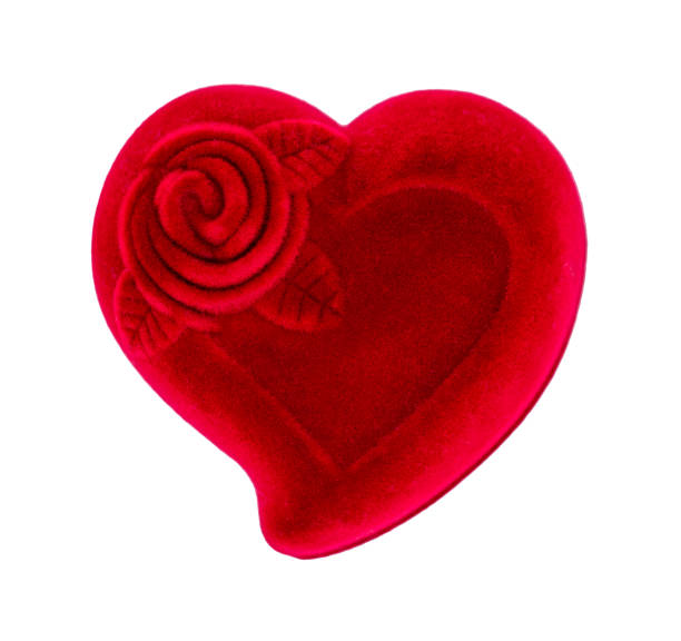 バレンタインデーの贈り物のための赤いハート型のベルベットキャンディーボックス。バラの花のイメージの結婚指輪の閉じた箱