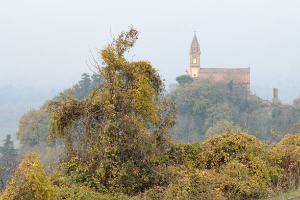 mgliste wzgórza i kościół chiesa di san biagio di castel de' britti w pobliżu bolonii, włochy - castel zdjęcia i obrazy z banku zdjęć