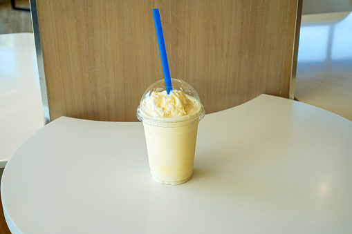 Milk shakes are a snack drink that has a variety of ingredients to choose from and are especially popular among children. This drink can be purchased in most coffee shops in Thailand.