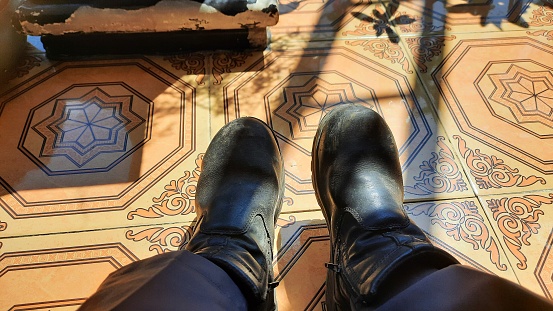 Un par de pies con zapatos sfety con sombras claras. Enfoque selectivo. Cerrar. Descansando photo