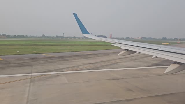 The plane accelerated to prepare for takeoff at Noi Bai airport, Ha Noi city, Vietnam.