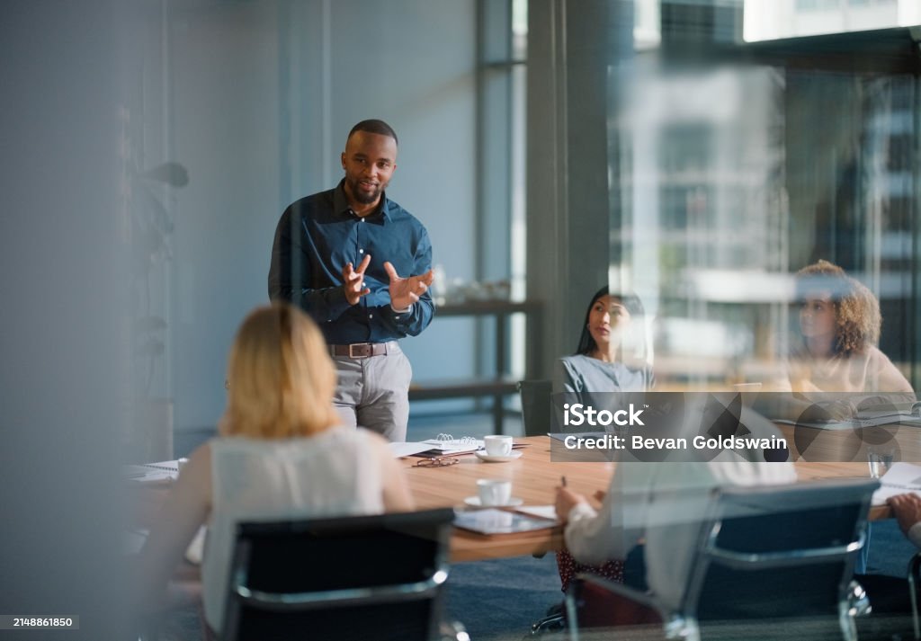 사업가, 사무실, 회의실 및 협업 또는 워크샵과의 회의 및 토론. 리더, 멘토를 위한 교육 및 프레젠테이션, 팀워크를 위한 코칭 및 전략, 스타트업 계획 - 로열티 프리 비즈니스 스톡 사진 사업가, 사무실, 회의실 및 협업 또는 워크샵과의 회의 및 토론. 리더, 멘토를 위한 교육 및 프레젠테이션, 팀워크를 위한 코칭 및 전략, 스타트업 계획 - 로열티 프리 비즈니스 스톡 사진