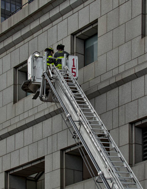 건물에 대항하여 사다리를 타고 있는 소방관(알아볼 수 없음, 얼굴 없음) fdny 뉴욕 소방국 소방차(비상 대응 기관) 소방관 - new york city agency 뉴스 사진 이미지