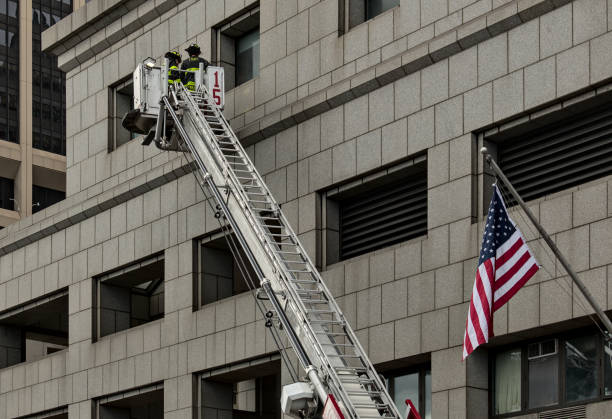 건물에 대항하여 사다리를 타고 있는 소방관(알아볼 수 없음, 얼굴 없음) fdny 뉴욕 소방국 소방차(비상 대응 기관) 소방관 - new york city agency 뉴스 사진 이미지