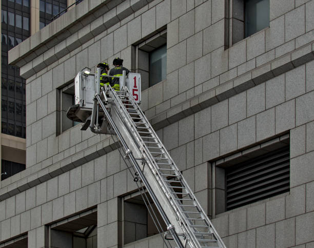 건물에 대항하여 사다리를 타고 있는 소방관(알아볼 수 �없음, 얼굴 없음) fdny 뉴욕 소방국 소방차(비상 대응 기관) 소방관 - new york city agency 뉴스 사진 이미지