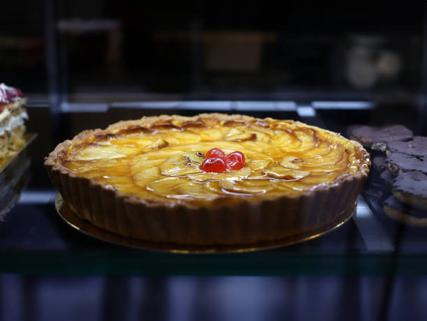 tarta de manzana artesanal recién horneada - cake pie apple pie apple fotografías e imágenes de stock