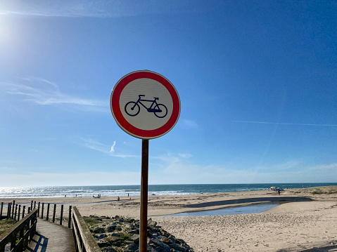 Cyclists prohibited sign on walkways near the beach