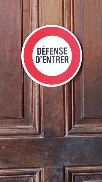 zoom on an entrance door where it is written in French 