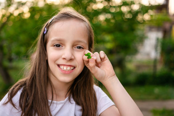 girl have a 4-leaf clover - 4leaf photos et images de collection