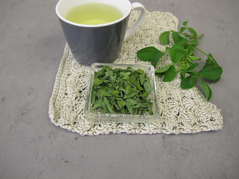 Alfalfa leaf tea, herbal tea from dried lucern leaves - Luzerne Tee, Kräutertee aus Alfalfa Blättern
