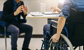 nach-einem-unfall-und-einer-rehabilitation-kann-ein-behinderter-mann-mit-dem-rollstuhl-an.jpg?b=1&s=170x170&k=20&c=wv6Ew1hnj5k79GIhO64wmNd717xK3om8Wjquymkcuwk=