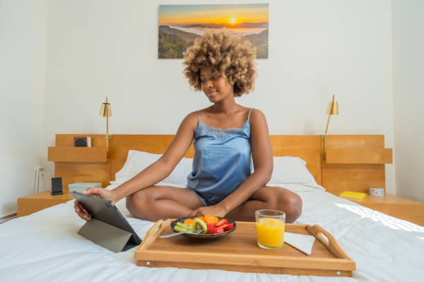 woman shopping online in the bed - llao llao hotel imagens e fotografias de stock