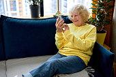 reife-kaukasische-frau-mit-smartphone-surfen-in-apps-allein-zu-hause-auf-dem-sofa-sitzen.jpg?b=1&s=170x170&k=20&c=E2fDfSKOddrIlG_hVU2r4A2TUhJ86qTDJ2wDEU1ttbA=