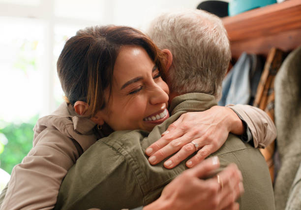 Happy woman, dad and hug with love for welcome, embrace or reunited together at home. Face of daughter with smile for elderly care, father or bonding on holiday weekend or break from travel at house mujer feliz, papá y abrazo con amor para dar la bienvenida, abrazarse o reunirse juntos en casa. cara de la hija con la sonrisa para el cuidado de los ancianos, el padre o la vinculación en el fin de semana festivo o el descanso del viaje en la casa