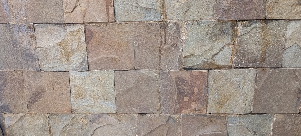 The brick arrangement pattern is arranged using a natural brick model.