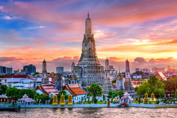kuvapankkikuvat ja rojaltivapaat kuvat aiheesta wat arunin temppeli (wat arun ratchawararam) auringonlaskun aikaan, bangkok thaimaassa. - thaimaa