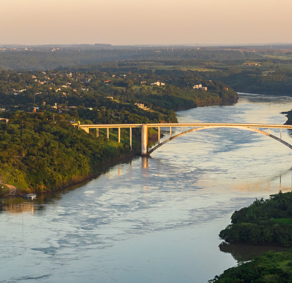 Frontera entre Brasil y Paraguay y conecta Foz do Iguaçu con Ciudad del Este. Ponte da Amizade en Foz do Iguaçu. Vista aérea del Puente de la Amistad con el río Paraná. photo