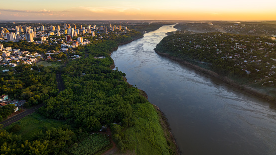 Frontera entre Brasil y Paraguay y conecta Foz do Iguaçu con Ciudad del Este. Ponte da Amizade en Foz do Iguaçu. Vista aérea del Puente de la Amistad con el río Paraná. photo
