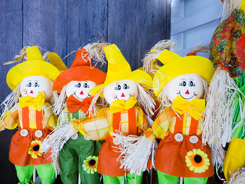 Scarecrow decoration can give a Festa Junina or Halloween, a more traditional vibe. These ones are very colorful.