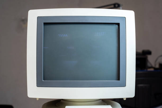 A vintage CRT monitor with blank screen, 4:3 aspect ratio, retro computing cathode ray tube display, old corporate office science equipment parts, front view, frontal shot, nobody. Dated hardware un monitor crt vintage con pantalla en blanco, relación de aspecto 4:3, pantalla de tubo de rayos catódicos de computación retro, piezas de equipos científicos de oficinas corporativas antiguas, vista frontal, disparo frontal, nadie. hardware anticuado