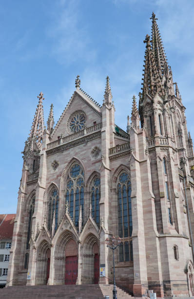 protestancki kościół św. szczepana (temple saint-étienne), który jest głównym kościołem reformowanym w mieście miluza w alzacji - claudia zdjęcia i obrazy z banku zdjęć