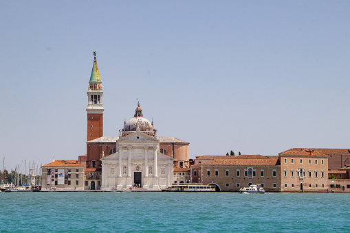 Arquitetura em Veneza, com o Mar fazendo parte da imagem