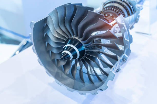 turbine engine with longitudinal section for studying arrangement of blades and combustion chambers