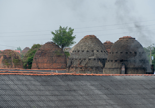 The burning brick kiln releases a lot of smoke, affecting the atmosphere, Vinh Long province