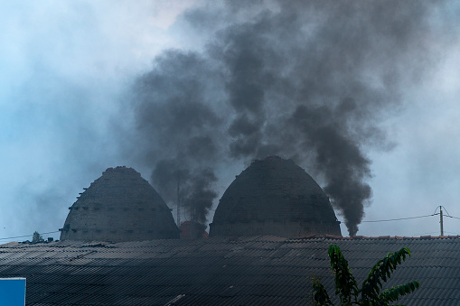 The burning brick kiln releases a lot of smoke, affecting the atmosphere, Vinh Long province