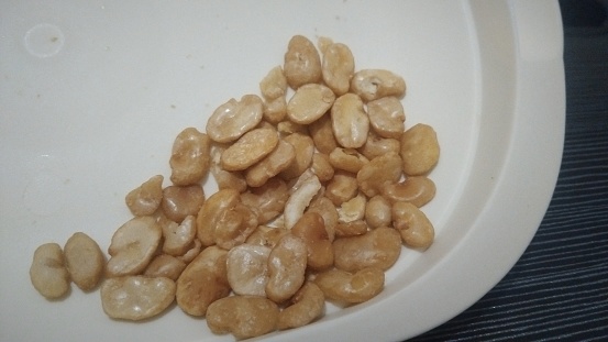 Koro beans are a type of traditional snack that is quite easy to find in Indonesia. Apart from its delicious taste, these nuts also contain a variety of important nutrients, such as iron, phosphorus and protein