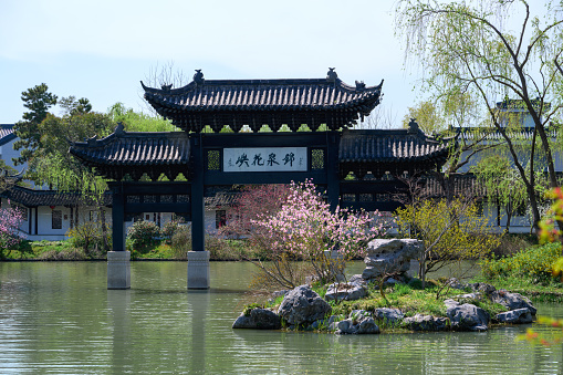 Thin West Lake in Yangzhou in spring，Jinquan Flower Island