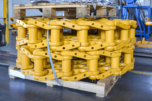 Track chain for dozer tracked chassis. The track chain is soaked and prepared for shipment to the customer. Heavy construction machinery. Heavy construction industry.