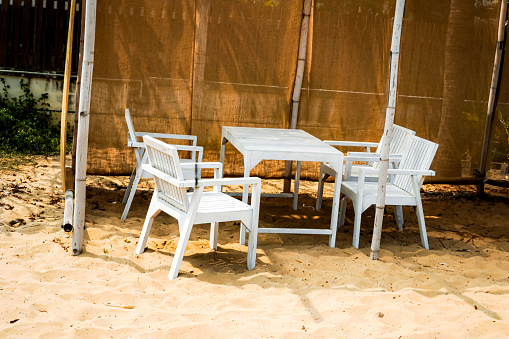 Using natural materials to make tables or chairs is a new trend in home decoration, especially outdoor dining tables.