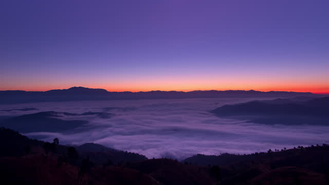 Zodiacal light with a sea of mist in the valley.