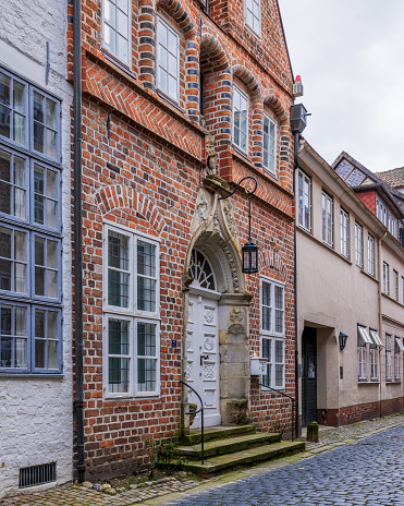 In the old monastery complexes and the town hall complex, you can find brick houses equipped with pointed and arched windows, utluchten and stepped gables in almost every street. They were created in the 16th century and have both late Gothic and Renaissance features. The historic Lüneburg architecture has its own characteristic language of form.