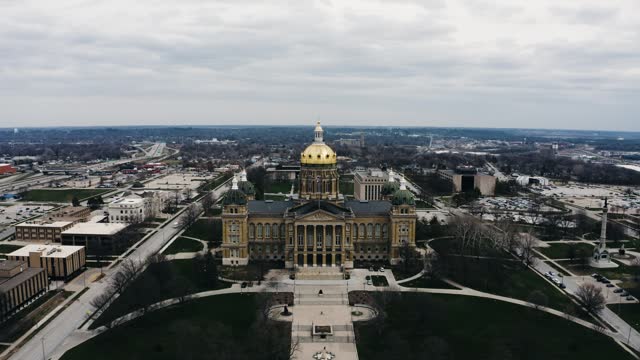 Aerial view pulling away from Iowa's state capitol building.