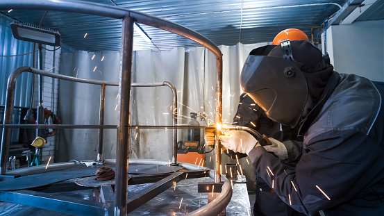 welder in the production of metal structures