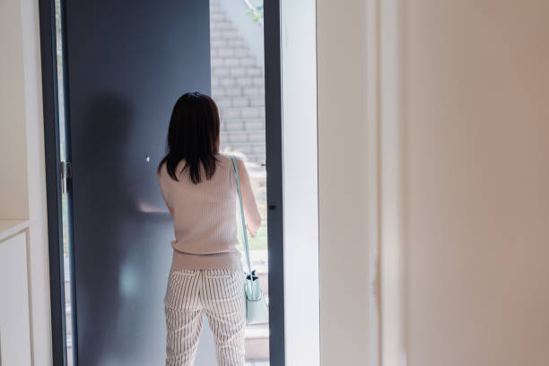 người phụ nữ trẻ khởi hành từ nhà - đi ra cửa nhà hình ảnh sẵn có, bức ảnh & hình ảnh trả phí bản quyền một lần