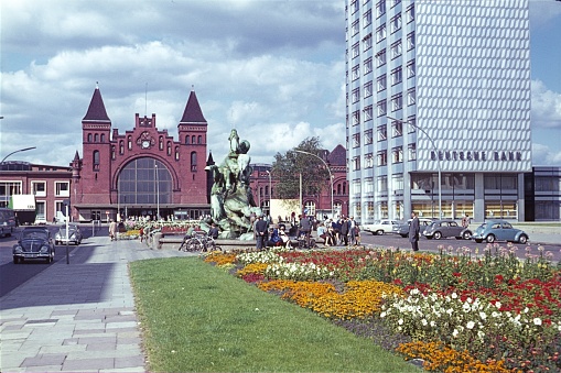 Hamburg, Germany, 1965. The Museumstrasse at Altonaer Bahnhof in Hamburg. Furthermore: pedestrians, cars, buildings and travelers.