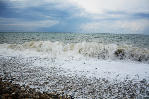 берег черного моря непогода шторм волна накатывает на берег из гальки